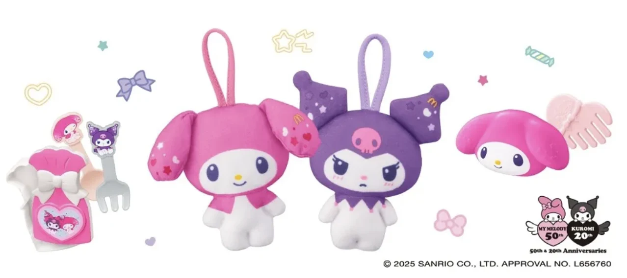 Sanrio’s My Melody and Kuromi Maskotki i akcesoria z postaciami Sanrio, w tym My Melody i Kuromi, utrzymane w pastelowych kolorach, uzupełnione małymi ozdobami jak serduszka, gwiazdki oraz zestaw akcesoriów do zabawy.
