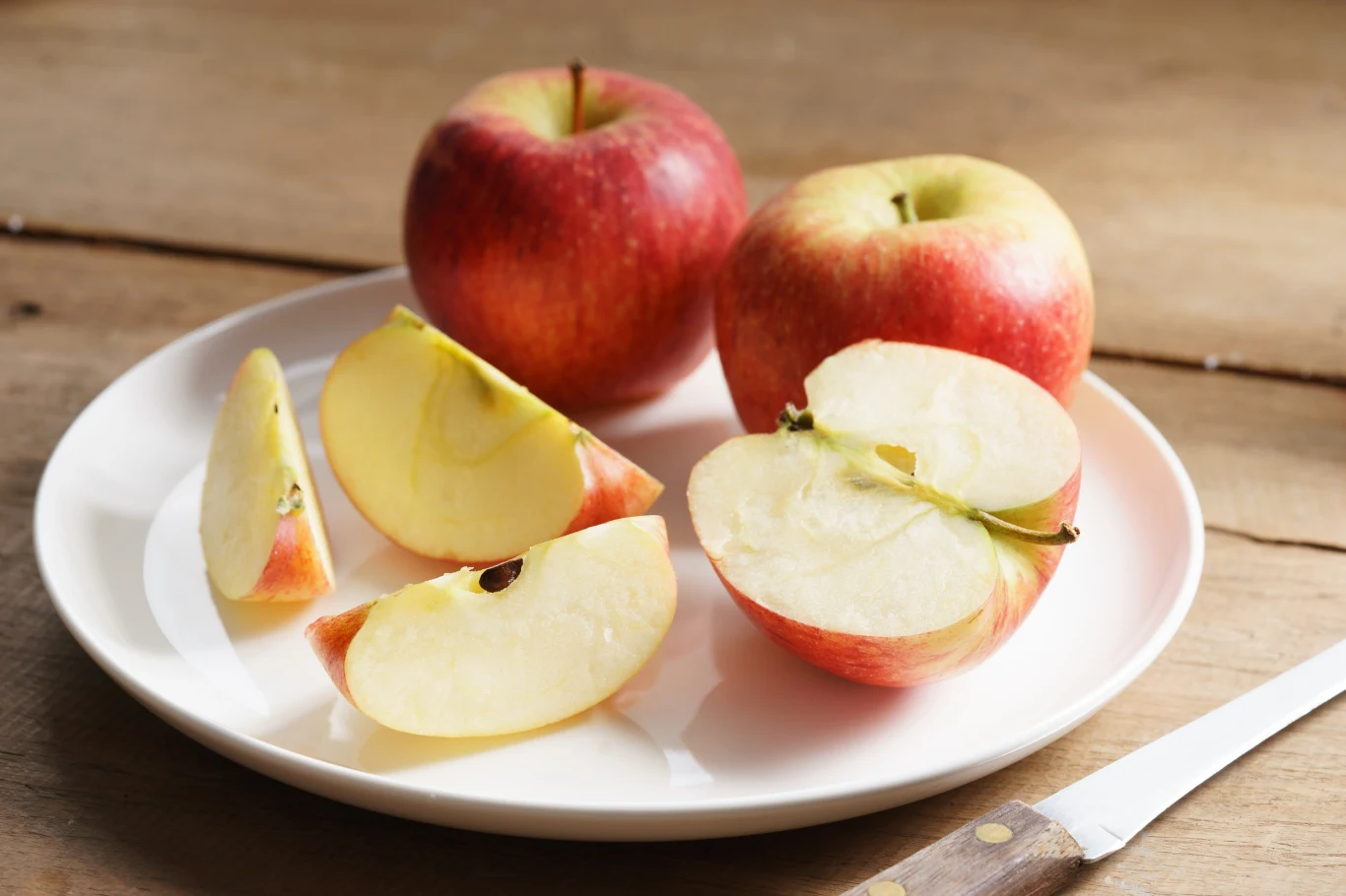Dr Robert Jarema o dobroczynnym działaniu jabłek. Obniżają ciśnienie krwi i zmniejszają ryzyko cukrzycy