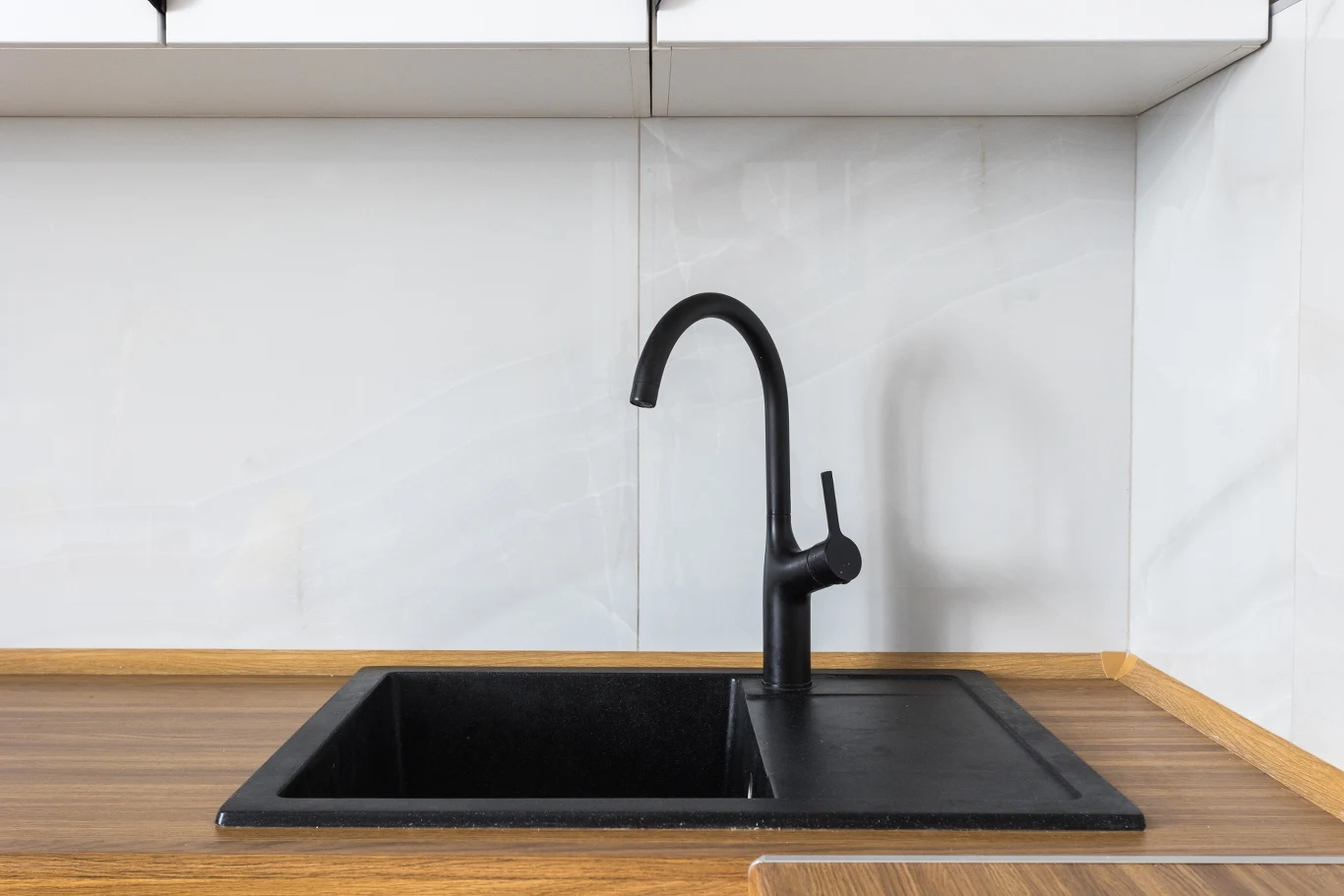 Jak czyścić czarny zlew? Zmieszaj te dwa produkty, a po osadzie nie będzie śladu. 