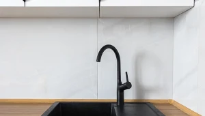 Tak wyczyścisz czarny zlew. Osad i brud znikną bez śladu