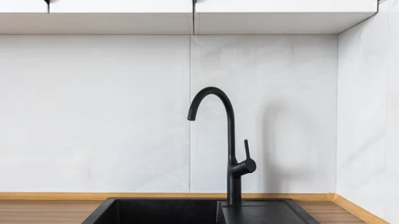 Jak czyścić czarny zlew? Zmieszaj te dwa produkty, a po osadzie nie będzie śladu. 