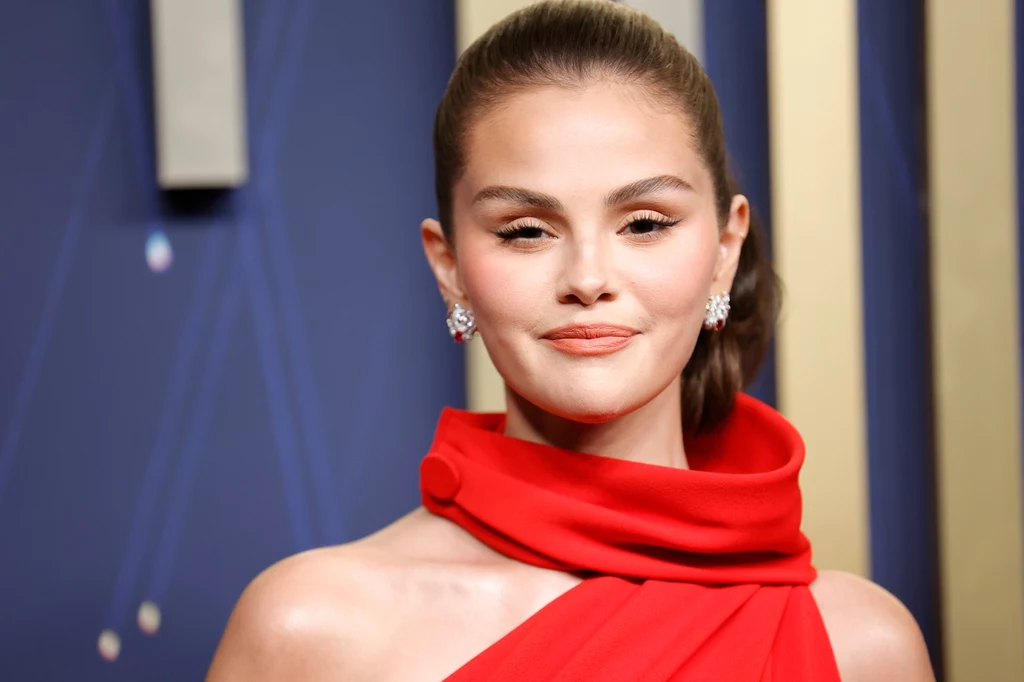 Selena Gomez wybrała czerwie na Emmy 2025 i nie zrobiła tego, jako jedyna Selena Gomez wybrała czerwie na Emmy 2025 i nie zrobiła tego, jako jedyna