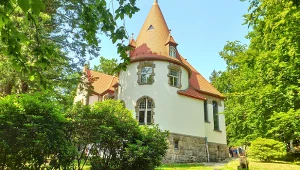 Niezwykły dom-zamek w Karkonoszach. Mieszkał tu znany noblista