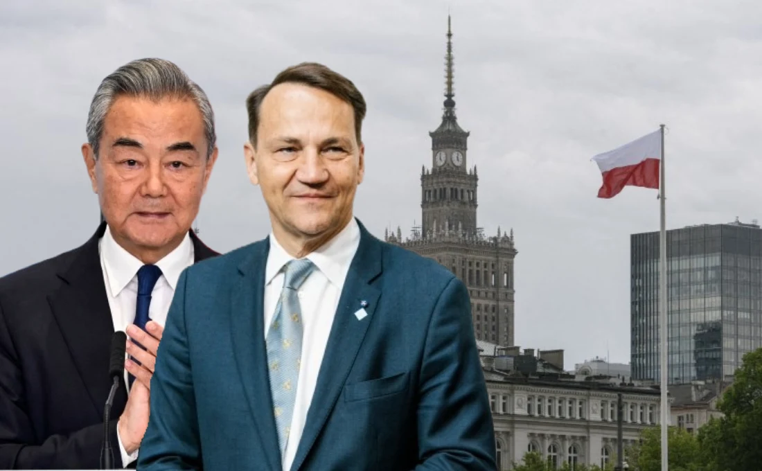 Minister Wang Yi i minister Radosław Sikorski, fot. źródłowe: AFP, kolaż: K. Głodowska Dwóch mężczyzn w garniturach stoi na tle warszawskiego Pałacu Kultury i Nauki oraz polskiej flagi, w tle widoczne nowoczesne wieżowce