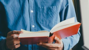 Czytanie w czasach sztucznej inteligencji – dlaczego wciąż jest ważne?