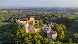 Ruiny zawieszone nad dolinami. Ten szlak warto sprawdzić w długi weekend