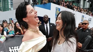 Jessie Buckley i Chloe Zhao podczas 50. MFF w Toronto