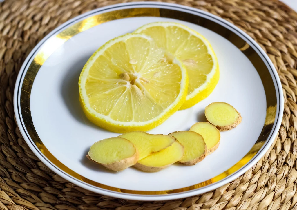 Ciepła woda z dodatkiem imbiru i kurkumy to prawdziwa bomba zdrowia 