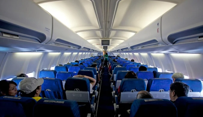 Pasażerowie często nieświadomie wybierają miejsca z trójkątami nad oknem. Co one oznaczają?