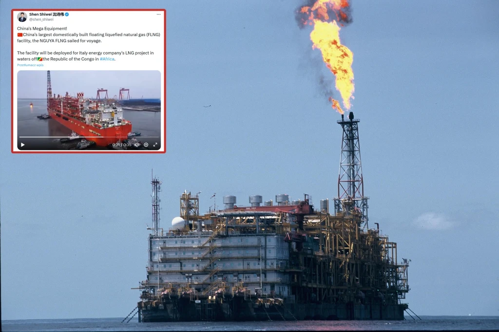 Ogromna morska platforma gazowa z charakterystycznym płomieniem gazowym na wysokiej konstrukcji, otoczona wodą, z widoczną infrastrukturą przemysłową, w lewym górnym rogu fragment ekranu prezentujący statek LNG.