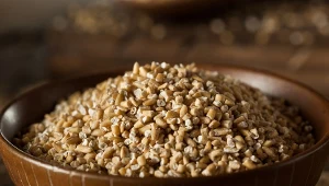 Aby zachować maksimum wartości odżywczych kaszy owsianej, warto sięgać po całe lub grubo cięte ziarna