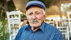Na tej greckiej wyspie ludzie żyją dłużej niż gdziekolwiek indziej w Europie. W czym tkwi ich sekret? 