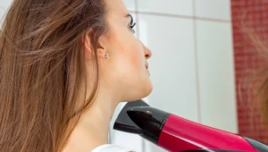 Twoje włosy będą gładkie i błyszczące. Wystarczy, że włączysz tę funkcję suszarki