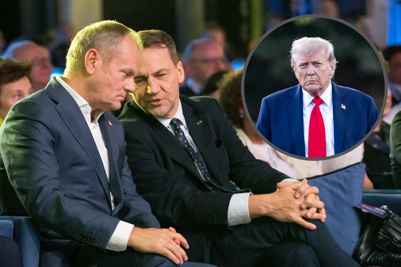 Premier Donald Tusk, wicepremier Radosław Sikorski i prezydent USA Donald Trump Dwie osoby w garniturach siedzące blisko siebie, prowadzące rozmowę podczas formalnego wydarzenia, a w prawym górnym rogu okrągłe wstawienie z wizerunkiem starszego mężczyzny w garniturze i czerwonym krawacie.