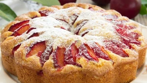 Po upieczeniu mięknie i puszcza sok. Najlepsza na placek drożdżowy