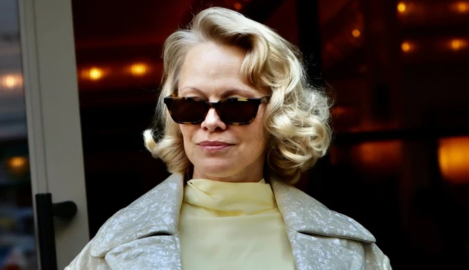 Pamela Anderson postawiła na sukienkę w odcieniu maślanej żółci 