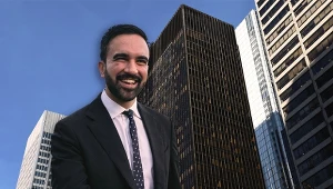 Kandydatura Zohrara Mamdaniego spędza sen z powiek nowojorskiej finansjery, fot. źródłowe: Christian Monterrosa/Bloomberg via Getty Images (portret), jjfarquitectos / imageBROKER / Forum (tło), kolaż: A. Włodarczyk