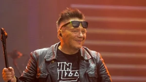 Muniek Staszczyk niemal zawsze na scenie występuje w ciemnych okularach