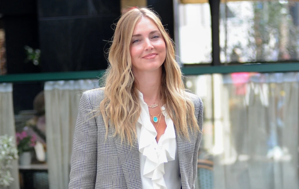 Chiara Ferragni w koszuli z żabotem