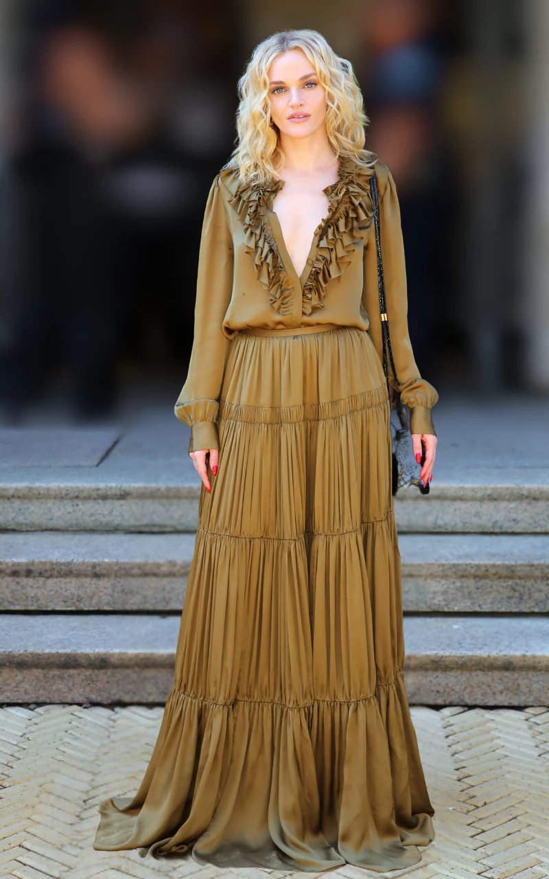 Madeline Brewer w długiej sukience w stylu boho z żabotem