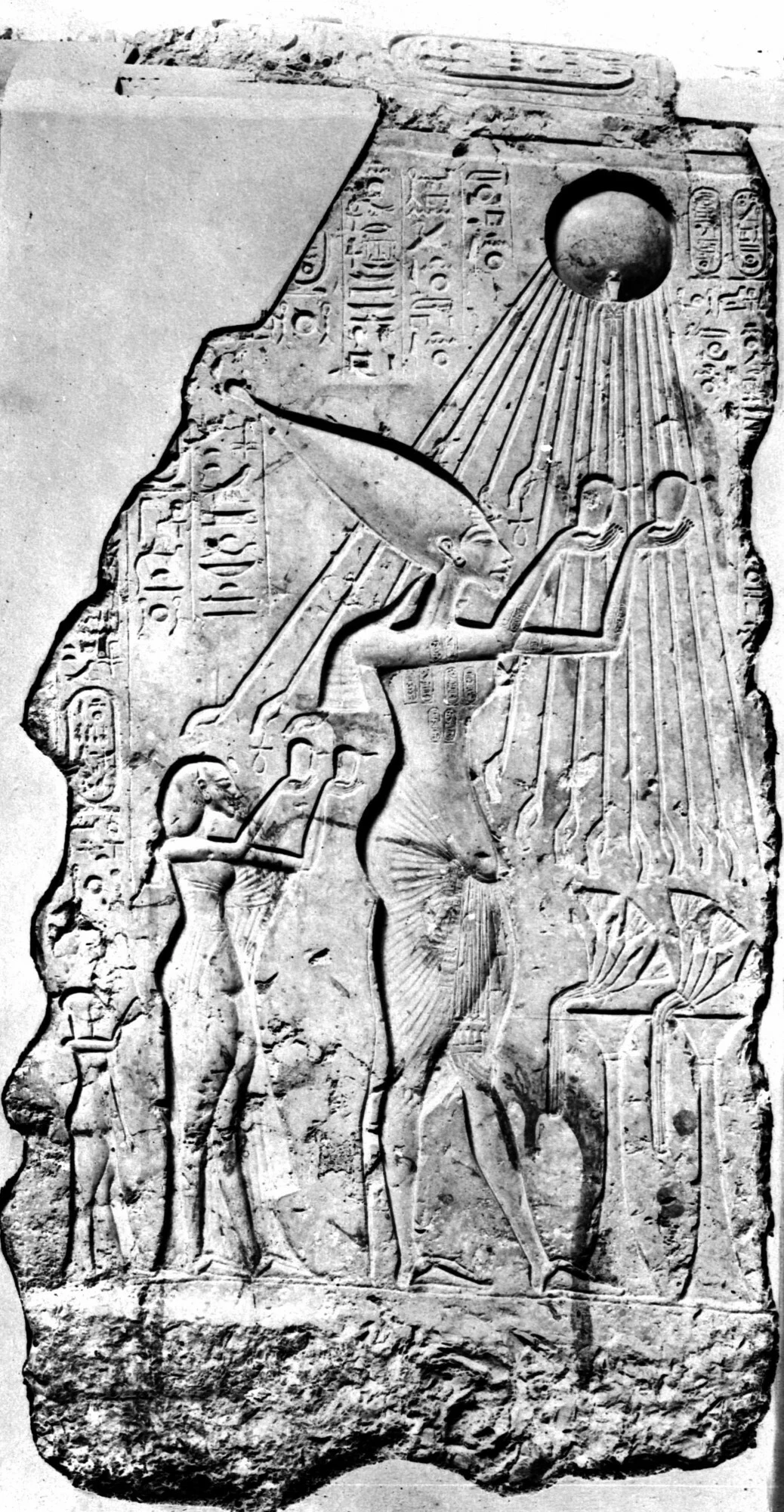 Ofiara składana bogu słonecznego dysku Atonowi przez faraona Echnatona i jego żonę piękną Nefertiti, płaskorzeźba wapienna, XIII dynastia. Muzeum w Kairze
