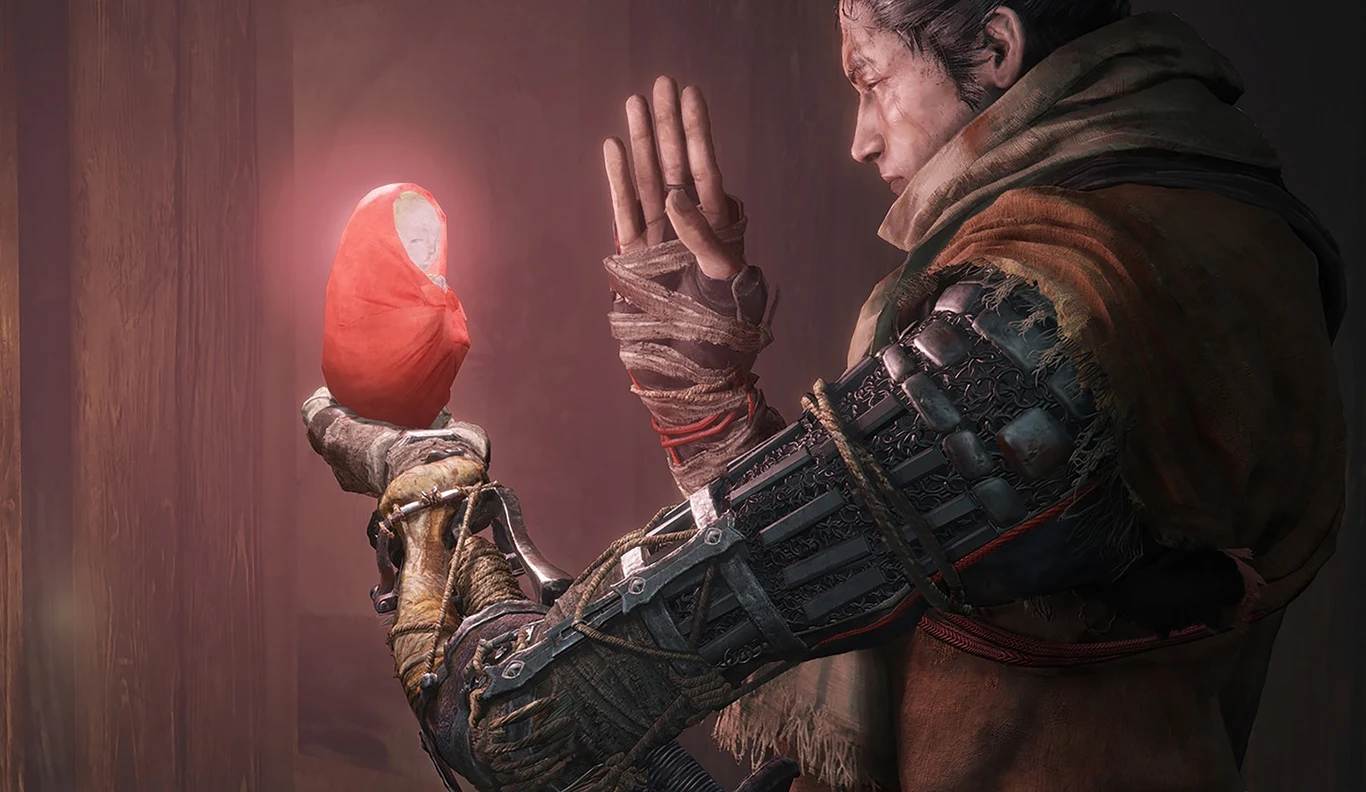 Sekiro Mężczyzna z mechanicznym ramieniem skupiony nad świecącym, czerwonym przedmiotem o owalnym kształcie trzymanym w dłoniach, otoczony atmosferą tajemnicy i skupienia.