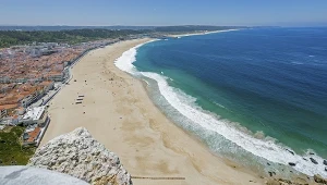 Władze miasta zamknęły miejską plażę w Nazare (zdj. ilustracyjne)