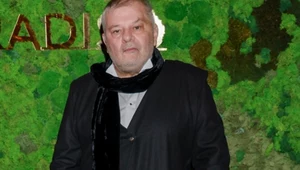 Krzysztof Globisz pojawił się na premierze. Wciąż musi podpierać się laską