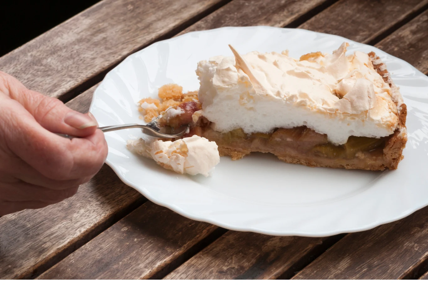 Szarlotka z bezą to smaczne i efektowne ciasto. Jak je przygotować?