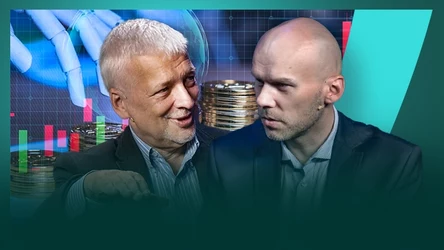 Dwóch mężczyzn w garniturach na pierwszym planie, za nimi stosy monet, wykresy giełdowe oraz fragmenty wirtualnej dłoni robota na tle cyfrowej grafiki, sugerujące tematykę finansów i technologii.