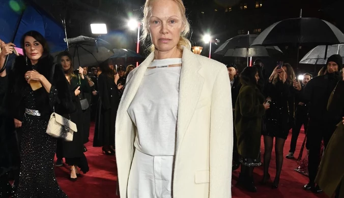 Pamela Anderson jest jedną z gwiazd, które chętnie noszą szerokie spodnie w kant 