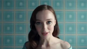 Phoebe Dynevor w scenie z filmu "Rocznica"