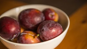 Pestki z owoców mogą mieć wszechstronne zastosowanie. Zrobisz z nich m.in. domowe kosmetyki czy nawozy dla roślin