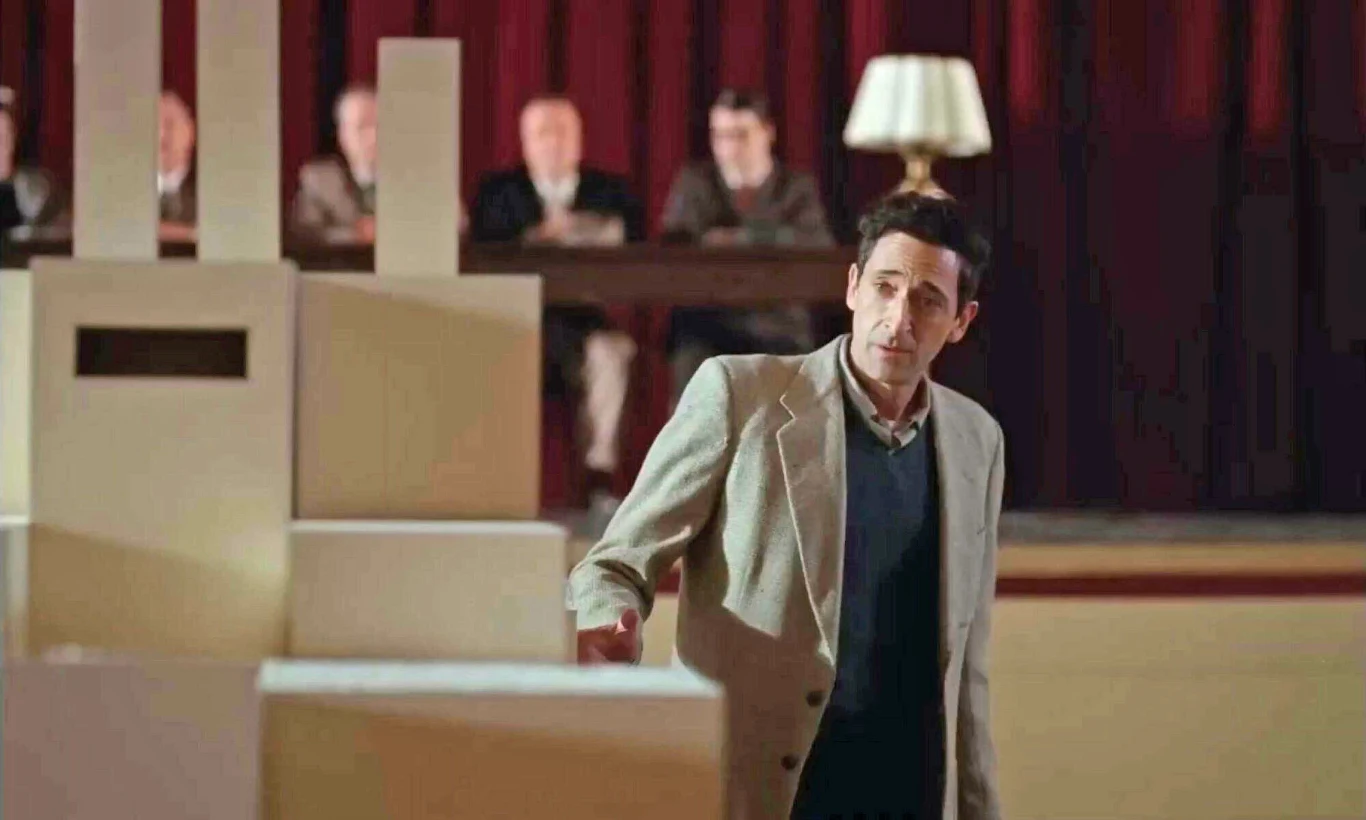 Adrien Brody w scenie z filmu "Brutalista" Adrien Brody w scenie z filmu "Brutalista"