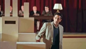 Adrien Brody w scenie z filmu "Brutalista"