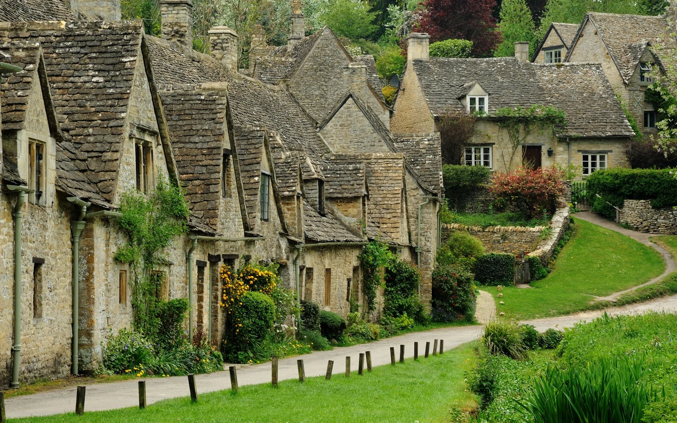 Bibury zostało uznane najpiękniejszą wsią na świecie. Ta popularność to "miecz obosieczny" dla mieszkańców Kamienne domy w wiosce z dachami pokrytymi dachówką, otoczone zielenią, wzdłuż wybrukowanej drogi z drewnianymi słupkami oddzielającymi chodnik od trawnika, wokół roślinność i bujne ogrody.