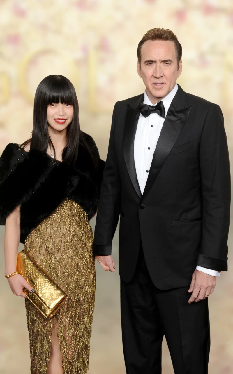 Nicolas Cage i Riko Shibata na rozdaniu Złotych Globów w 2025 roku