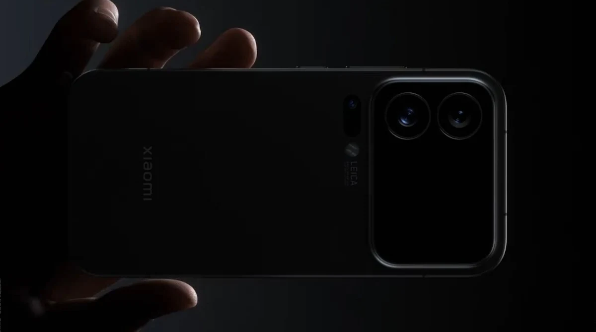 Xiaomi 17 w drodze. Widać inspiracje iPhone'ami, ale jest coś ekstra. Czarny smartfon marki Xiaomi z podwójnym aparatem fotograficznym z tyłu, trzymany w dłoni na tle ciemnego, minimalistycznego tła.