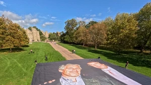 "Specjalne przywitanie" Trumpa. Rozwinęli ogromne zdjęcie