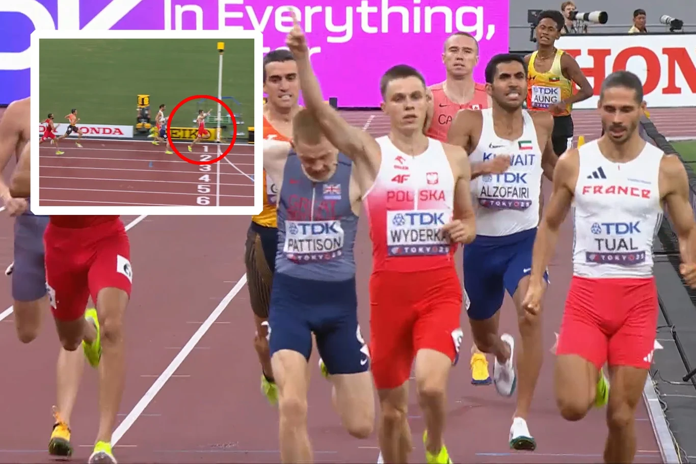 Maciej Wyderka najlepszy w biegu eliminacyjnym na 800 metrów Grupa biegaczy finiszuje na bieżni podczas zawodów lekkoatletycznych, widoczni sportowcy reprezentują różne kraje i walczą o czołowe pozycje na mecie, jeden z zawodników unosi rękę w geście tryumfu, w rogu umieszczono zbliżenie na fragment wyścigu z oz...