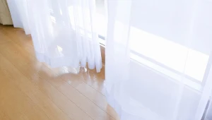 Zasłony jak nowe. Poznaj ten trik na śnieżnobiałe zasłony