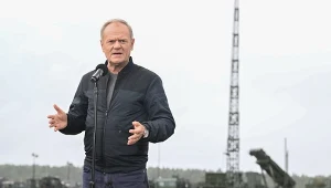 Premier Donald Tusk podczas konferencji na poligonie w Ustce