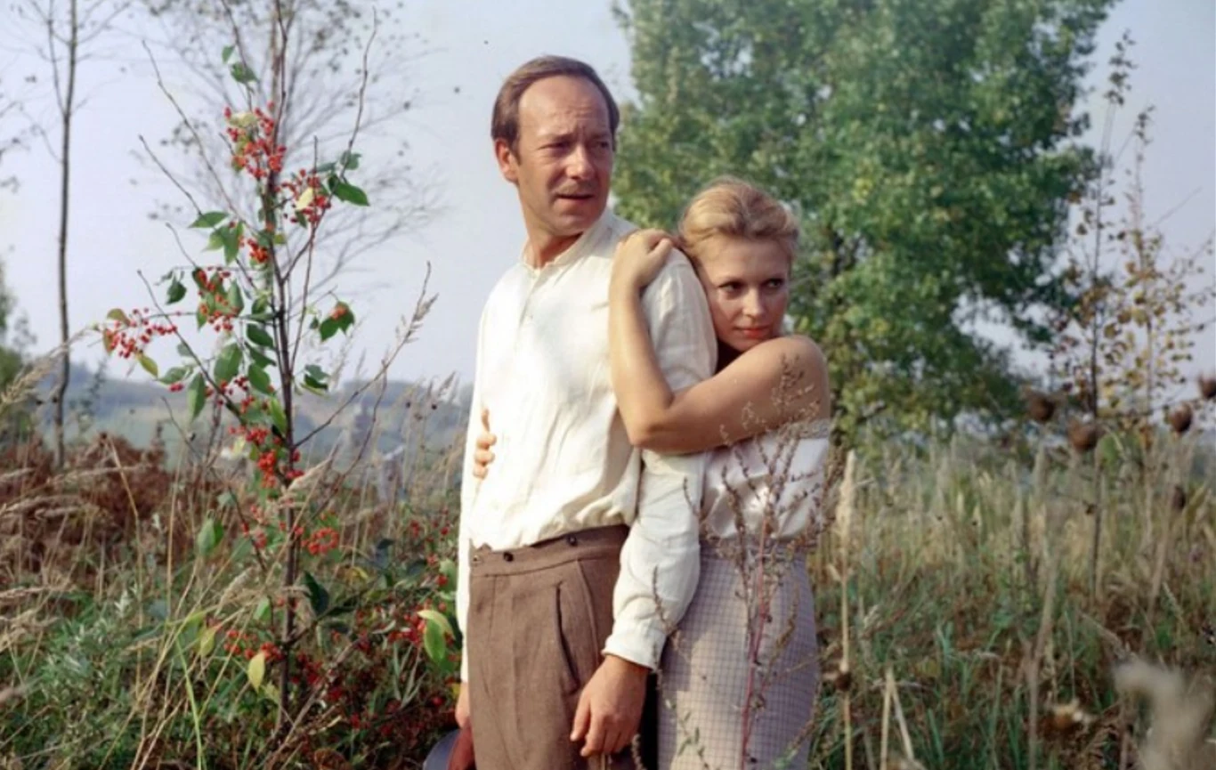 Jerzy Kamas i Ewa Wiśniewska w filmie "Dolina Issy" (1982) Jerzy Kamas i Ewa Wiśniewska w filmie "Dolina Issy" (1982)