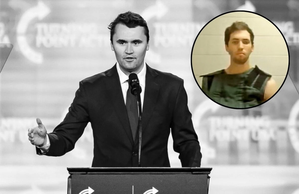 Podejrzany o zabójstwo Charliego Kirka usłyszał zarzuty Mężczyzna w garniturze przemawia przy mównicy z mikrofonem, w tle widoczne logo wydarzenia, w prawym górnym rogu wstawione zdjęcie młodego mężczyzny w kamizelce ochronnej na jasnym tle.