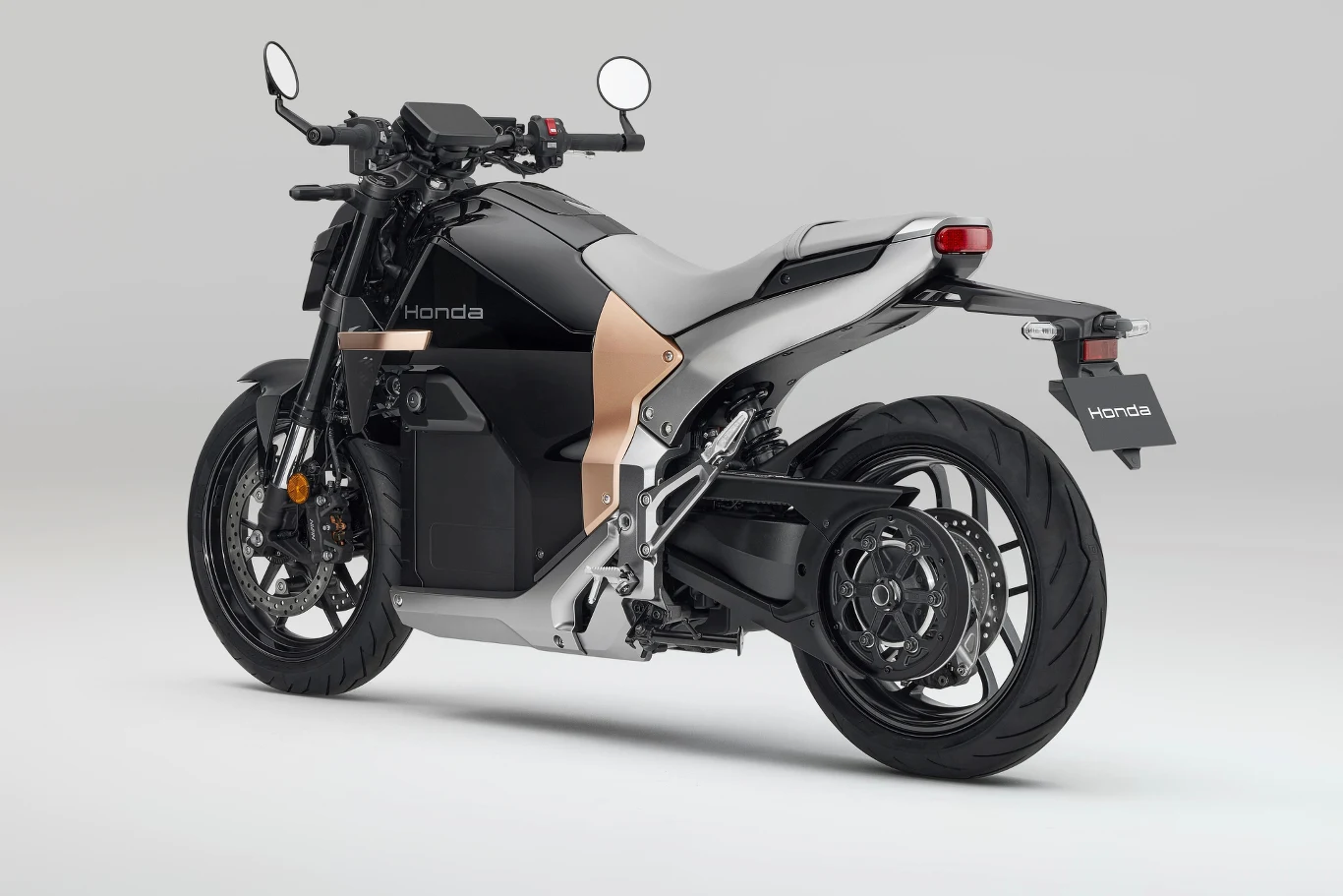 Szczegółowe informacje dotyczące modelu WN7 poznamy podczas nadchodzących targów EICMA. Czarny i srebrny motocykl elektryczny Honda stoi na szarym tle studyjnym, podkreślając nowoczesny design, opływowe linie nadwozia oraz wyraziste detale techniczne.