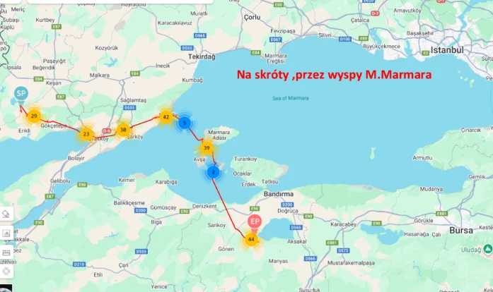 Mapa trasy prowadzącej przez wyspy Morza Marmara, z zaznaczonymi punktami na trasie, żółtą i czerwoną linią oraz wyróżnionymi miastami, takimi jak Istambuł, Bandirma oraz okolice wyspy Marmara.