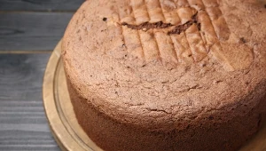 Przepis na czekoladowy biszkopt puszysty jak obłoczek. Dzięki temu nigdy nie opada