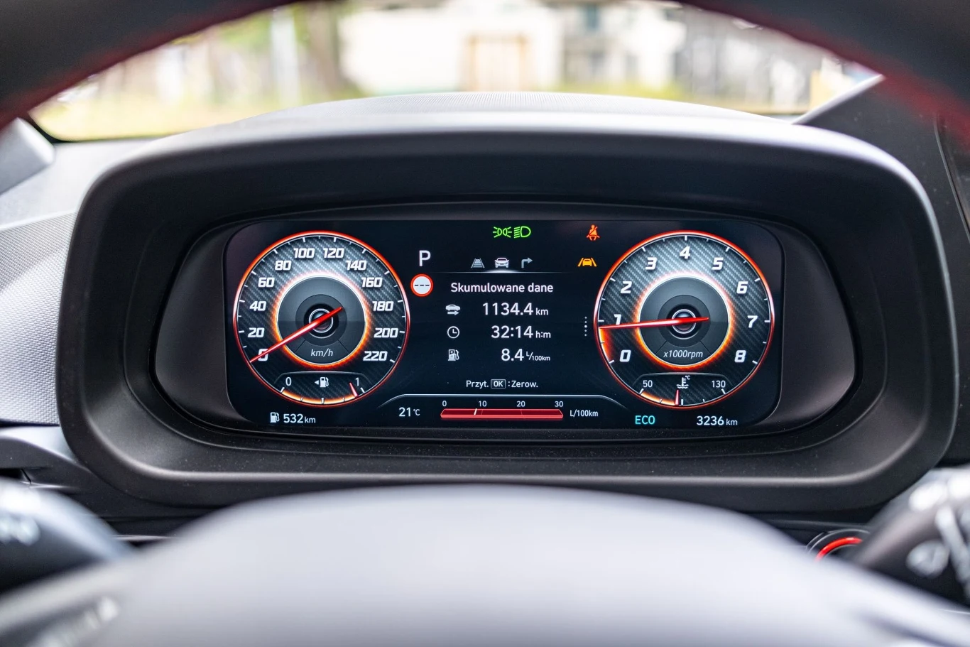 Cyfrowy wyświetlacz panelu samochodowego z prędkościomierzem, obrotomierzem, wskaźnikiem paliwa oraz informacjami komputera pokładowego wyświetlanymi w centrum ekranu