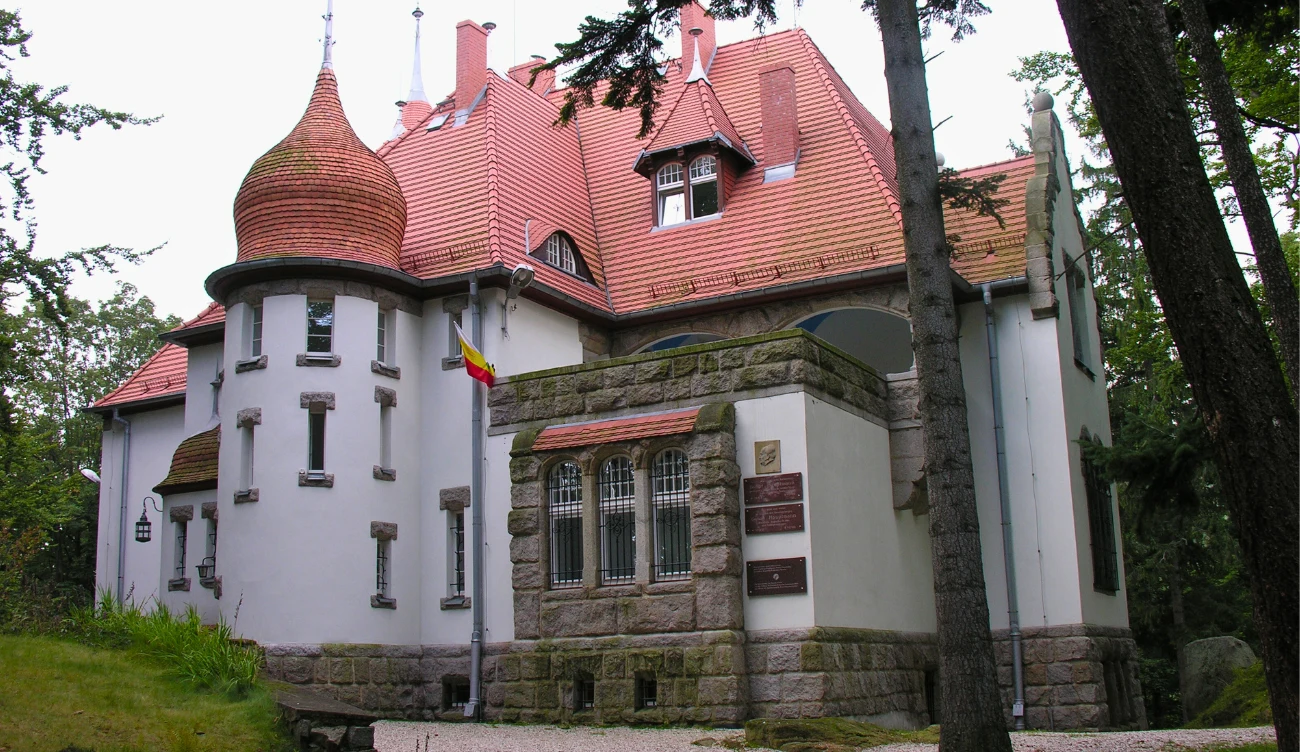 Dom Gerharta Hauptmanna pełni funkcję naukowo-oświatową Dom Gerharta Hauptmanna pełni funkcję naukowo-oświatową