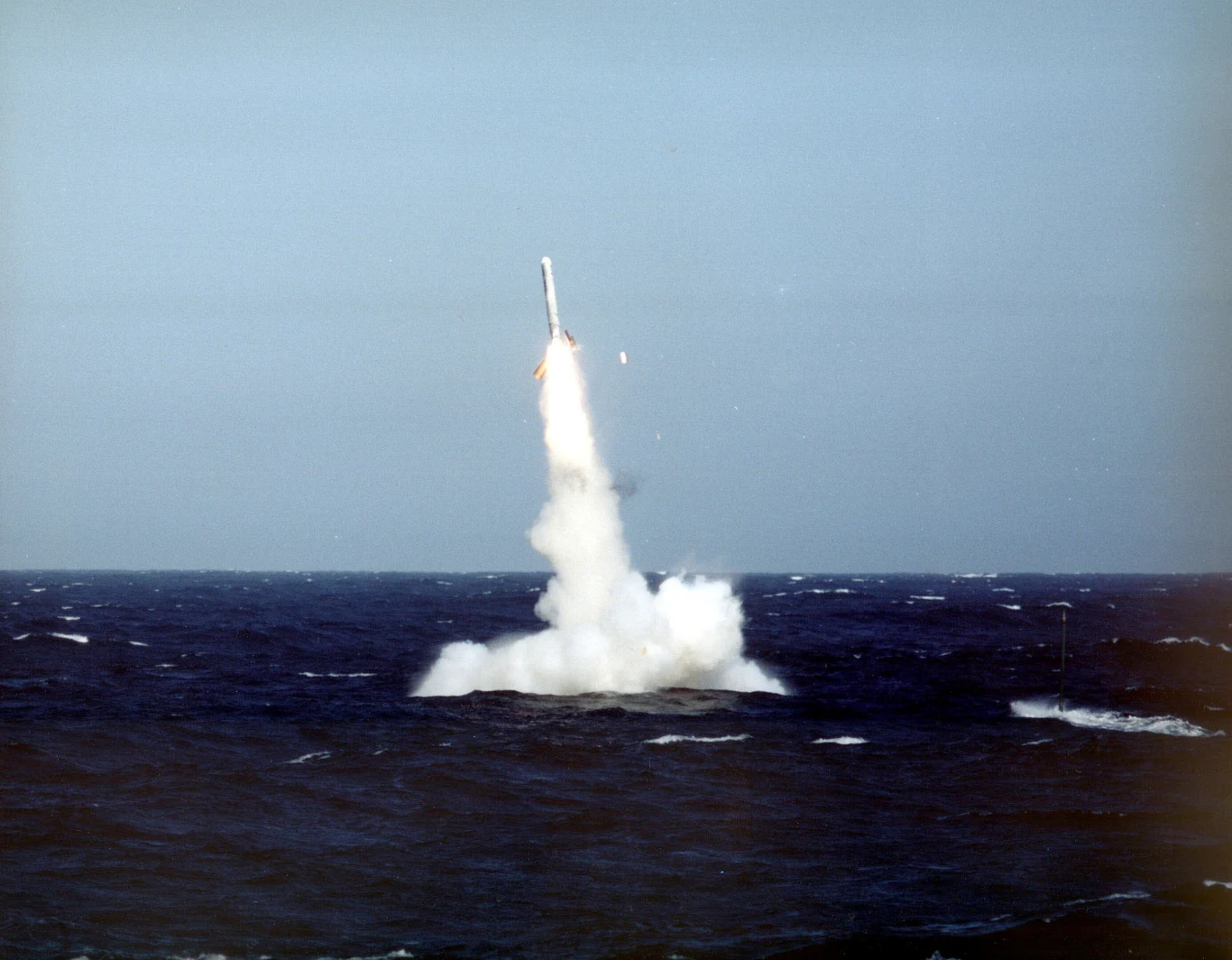 Ministerstwo Obrony Narodowej rozważało wybór jednego z dwóch rodzajów pocisków manewrujących dalekiego zasięgu dla nowych okrętów podwodnych: amerykańskich UGM-109 Tomahawk lub francuskich MdCN/NCM. Na zdjęciu Tomahawk Rakieta balistyczna startująca z powierzchni oceanu, otoczona przez unoszące się kłęby pary i wody, widoczny jest wydobywający się ogień z silnika rakiety.